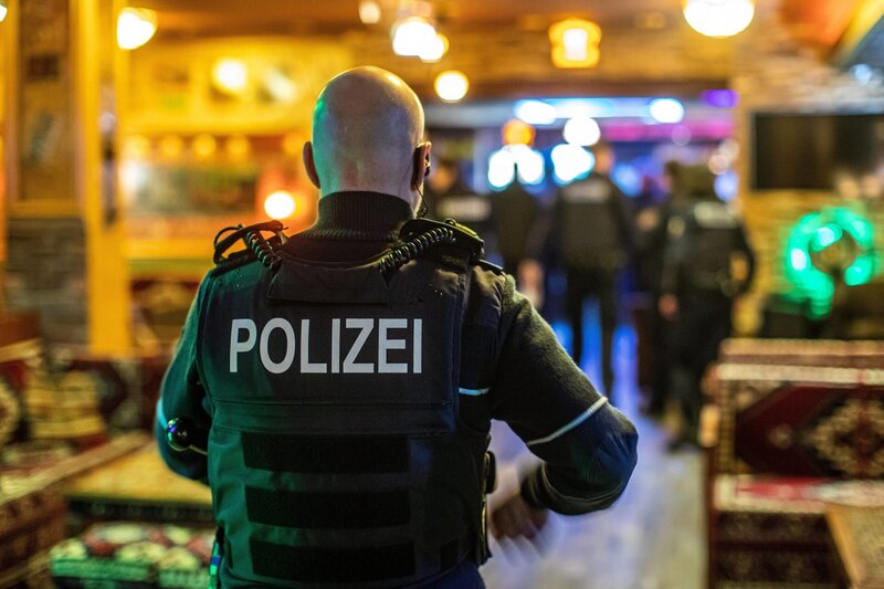 30.01.2020, DU Duisburg, Razzia von Polizei, Ordnungsamt, Zoll und Finanzbehörde in mehreren Duisburger Lokalen. Razzia in einer Shishabar an der Münzstraße in der Altstadt. – Bild: Christoph Reichwein (crei) via w