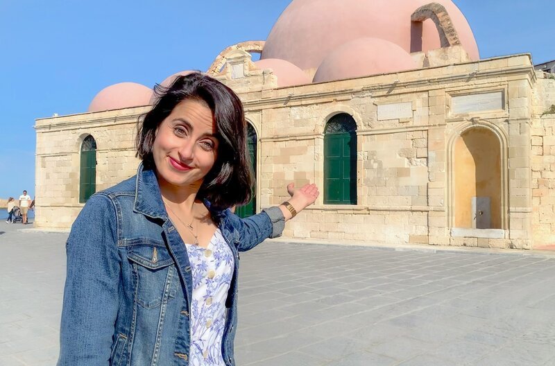 Sineb El Masrar besucht heute Kreta und fragt sich, warum es im Hafen Chania eine Moschee gibt. – Bild: Torben Müller
