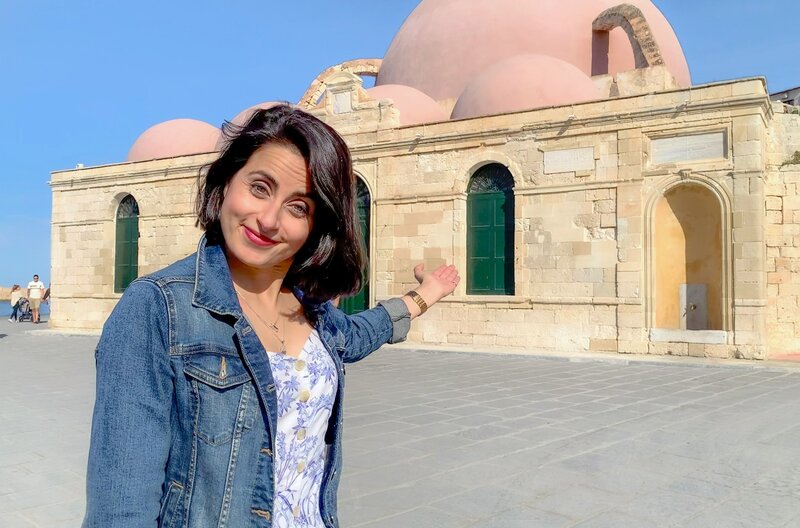 Sineb El Masrar besucht heute Kreta und fragt sich, warum es im Hafen Chania eine Moschee gibt. – Bild: Torben Müller