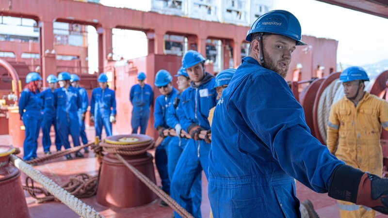 Die Ausbildung zum nautischen Offizier auf einem Frachtschiff ist harte Arbeit. – Bild: ZDF und Alena Dörfler
