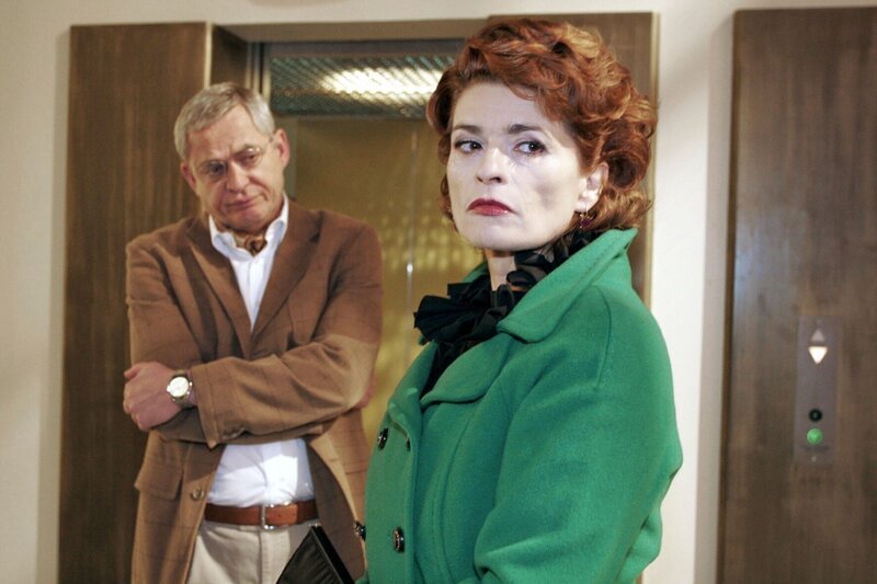 Der einsamen Sophie gelingt es, vor Friedrich Haltung zu bewahren. – Bild: SAT.1 /​ Noreen Flynn
