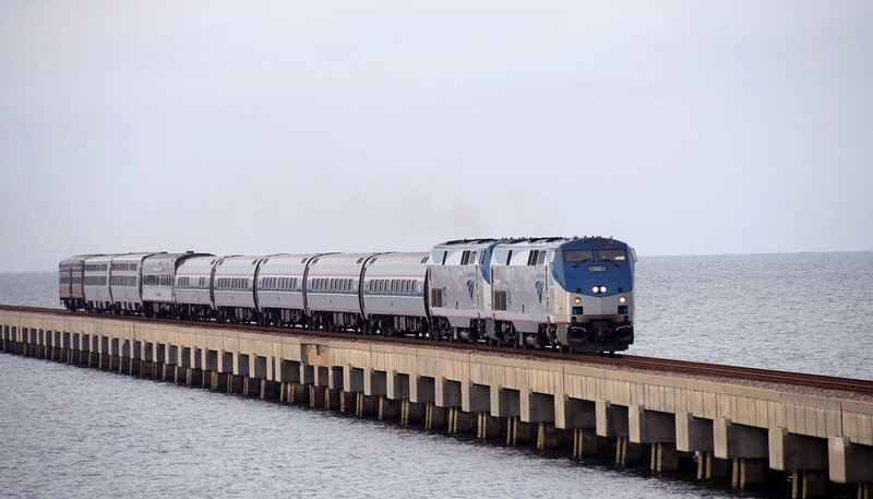 Der Zug „Crescent“ auf der Brücke durch den Lake Pontchartrain nördlich von New Orleans. – Bild: SWR/​Andreas Stirl