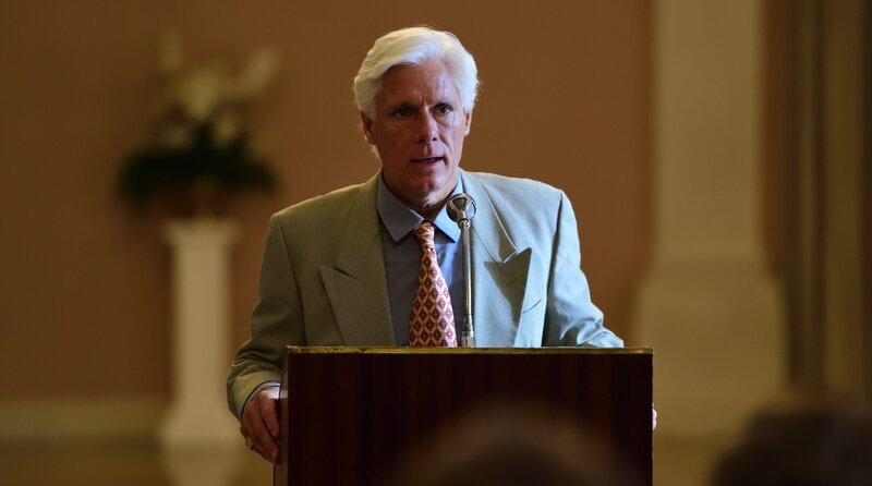 ARD Degeto HERRHAUSEN – HERR DES GELD, Teil 1, am Dienstag (01.10.24) um 20:15 Uhr und um 00:25 Uhr im ERSTEN, online first ab Montag (30.09.24) in der ARD MEDIATHEK Bilderberger Konferenz: Der Wall-Street-Lobbyist Burwell (Philippe Brenninkmeyer) stellt sich gegen Herrhausens Pläne, die Finanzwirtschaft zu revolutionieren. – Motiv aus Episode 2 – © ARD Degeto/​rbb/​hr/​swr/​Sperl Film und Fernsehproduktion GmbH/​Jürgen Olczyk, honorarfrei – Verwendung gemäß der AGB im engen inhaltlichen, redaktionellen Zusammenhang mit genannter Degeto-Sendung und bei Nennung „Bild: ARD Degeto/​rbb/​hr/​swr/​Sperl Film und Fernsehproduktion GmbH/​Jürgen Olczyk“ (S2+). ARD Degeto/​Programmplanung und Presse, Tel: 069/​1509⁠–⁠335, degeto-presse@degeto.de – Bild: ARD Degeto/​rbb/​hr/​swr/​Sperl Film /​ ARD Degeto/​Programmplanung und P