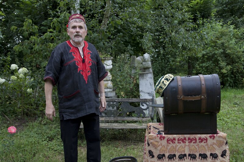 Zauberer Mosche Karlo beim Ausflug der Landfrauen. – Bild: BR/​megaherz gmbh/​Andreas Maluche