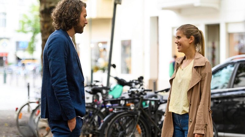 Josefin (Sina Zadra) und Alexander (Frederik Götz) fällt es schwer, mit der neuen Wahrheit um sie beide umzugehen. Geschwister oder Liebespaar? – Bild: RTL /​ Julia Feldhagen