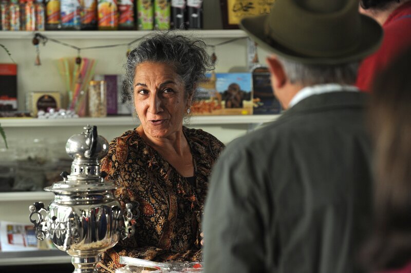Ayse (Sebahat Ünal) hat den Kiosk neu dekoriert. – Bild: BR/​Marco Orlando Pichler