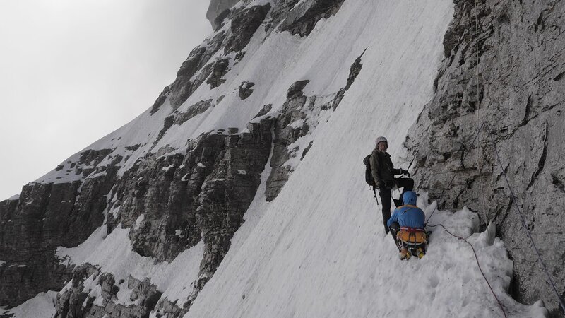 eine Person in einem verschneiten Berg. – Bild: Bergblick