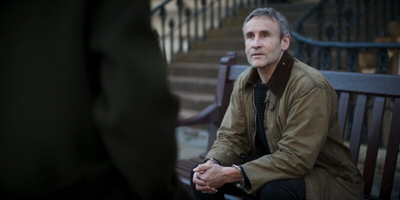 Ben Oakley (Cal MacAninch) hat es nicht geschafft, in Edinburgh in die chinesische Botschaft zu flüchten. – Bild: WORLD PRODUCTIONS LTD.