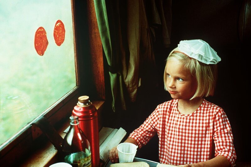 Auf der Bahnfahrt zu den Großeltern klebt Lotta (Grete Havnesköld) Wurstscheiben ans Fenster. – Bild: ZDF und Jan Rydqwist