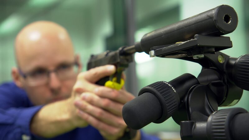 Am 13. Juni schießt der Autobahnschütze zum ersten Mal mit dem Kaliber 9 mm. Das bringt das Bundeskriminalamt auf den Plan, dessen Ermittler den Autobahnschützen festnehmen können. – Bild: ZDFinfo