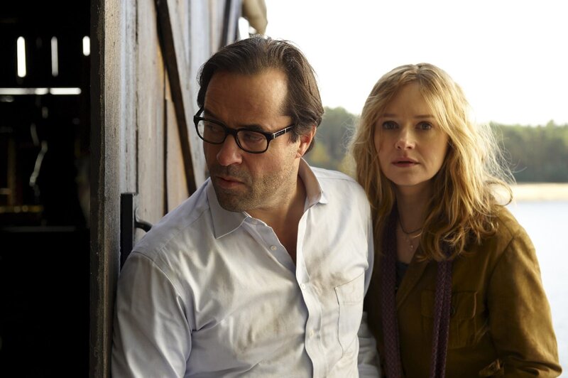 L-R: Joachim Vernau (Jan Josef Liefers), Marie-Luise Hoffmann (Stefanie Stappenbeck) – Bild: PLURIMEDIA (ZDF /​ Standfotograf)