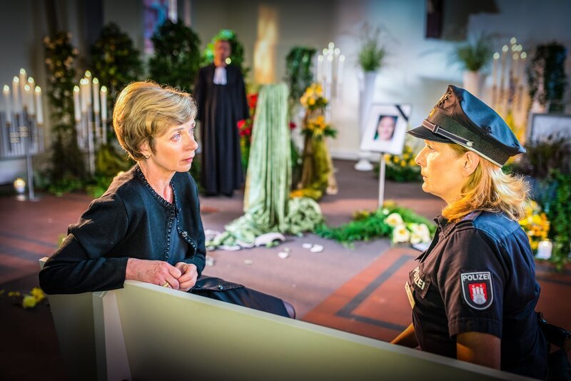 Claudia (Janette Rauch, r.) spricht mit Elisabeth Höpfner (Anna Stieblich, l.), der Witwe des Verstorbenen. Frau Höpfner ist sich sicher, dass ihr Schwager die Asche ihres Mannes gestohlen hat. – Bild: ZDF und Boris Laewen