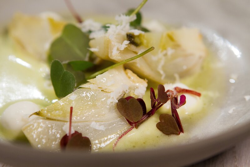 Hannes Müller: „Ofenfenchel, Krenmayonnaise, Fenchelgrün, Sauerklee“. – Bild: ORF/​Interspot Film