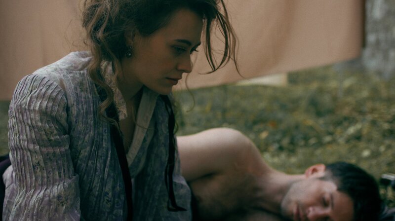 Das böse Erwachen. Clara Hoflinger (Mercedes Müller, links) bereut die Nacht mit Kyrill Nogol (Slavko Popadic, rechts). – Bild: BR/​ARD Degeto Film GmbH/​MDR/​Zeitsprung Pictures GmbH/​Michael Kotschi