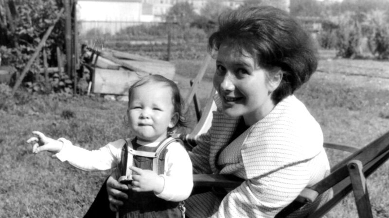 Ein Bild aus dem Jahr 1963 – Veronika Fitz mit ihrer Tochter Ariela Bogenberger. – Bild: BR
