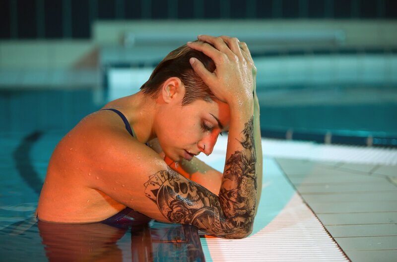 Mo (Jaela Carlina Probst) ist mit der Situation überfordert und versucht sich im Schwimmbad abzulenken. – Bild: ARD/​Daniela Incoronato