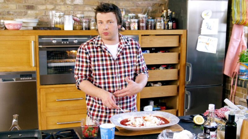 Wo er auftaucht, nimmt man besser Reißaus! Die Warnung kommt nicht von ungefähr: Mr. Bean ist das, was man gemeinhin unter einer wandelnden Zeitbombe versteht. – Bild: TVNOW