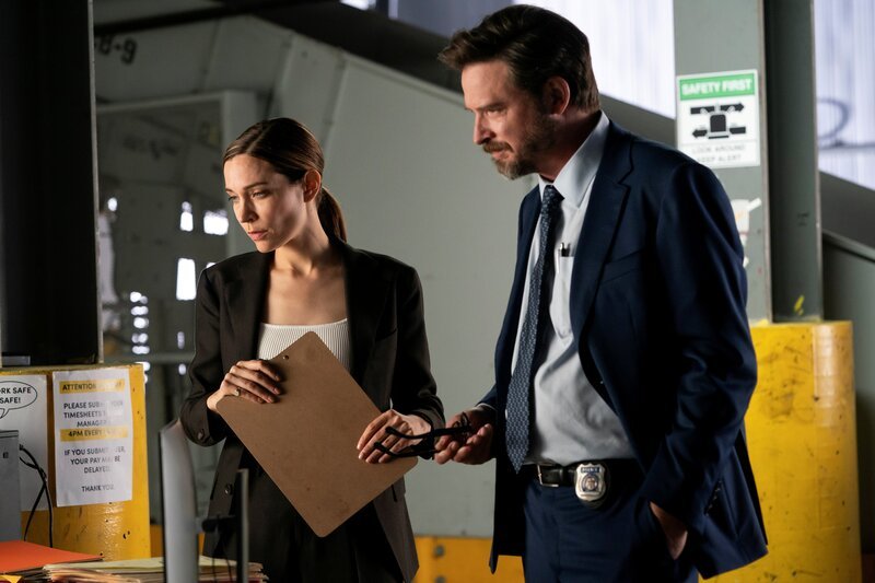 l-r: Detective Sergeant Frankie Bateman (Kathleen Munroe), Detective Sergeant Henry Graff (Aden Young) – Bild: Robin Cymbaly /​ UNIVERSAL