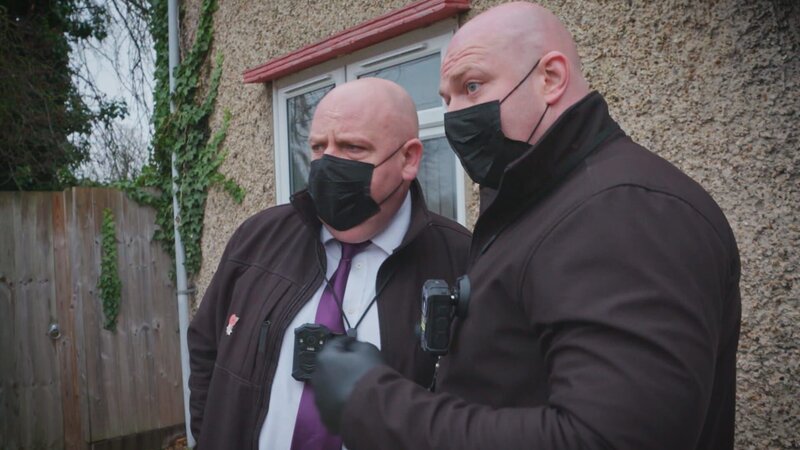 Chris und Sam sind heute auf der Suche nach einem Pub-Besitzer, der einem Getränkelieferanten rund 3000 Pfund schuldet. – Bild: Warner Bros. Discovery