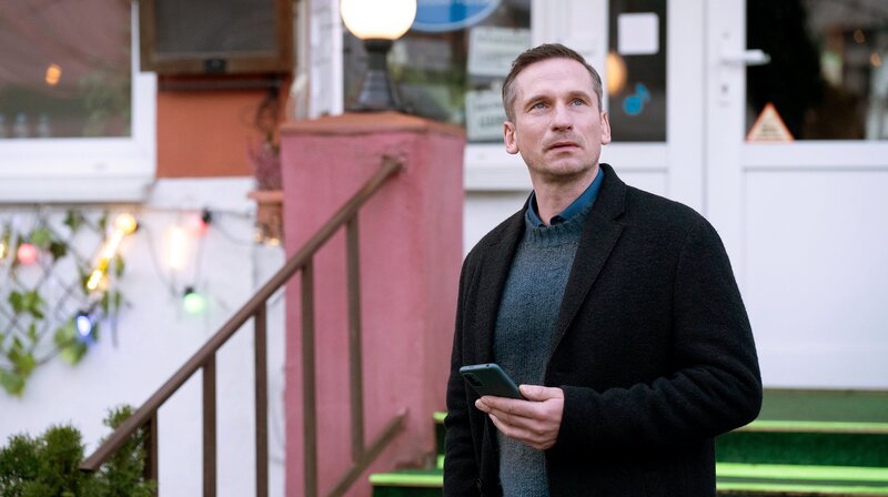 Rainer Witt (Till Firit) wartet auf Kollegin Kobylinska (Katarzyna Maciag) vorm Tanzlokal. – Bild: NDR/​ARD Degeto/​Florian Kaposi