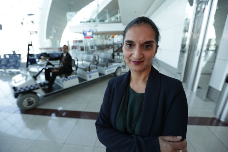 DUBAI – Mel Sabharwal, Airport Services Manager. – Bild: National Geographic Channels /​ Andy Davies