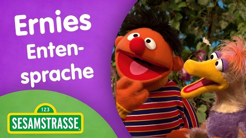 Ernie hilft Bert gerne beim Sortieren seiner Kronkorken, vorausgesetzt, Bert fragt ihn nett in Entensprache. – Bild: NDR/​Studio Hamburg Produktion/​Sesame workshop