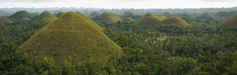 Im Zentrum von Bohol liegen über tausend kugelförmige Hügel. Die Einheimischen nennen diese Berge liebevoll Chocolate Hills, wegen der bräunlichen Farbe der grasbedeckten Kuppen. – Bild: ZDF und arte, Jonas Geisler