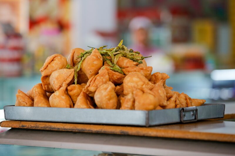 Lukhmi ist eine herzhaft gefüllte, frittierte Teigtasche. – Bild: ORF/​Warner/​The Travel Channel