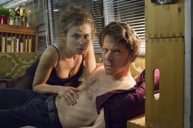 Ilka Parusel (Karin Hanczewski, l.); Tom Kowalski (Steffen Schroeder, r.) – Bild: ZDF /​ Uwe Frauendorf