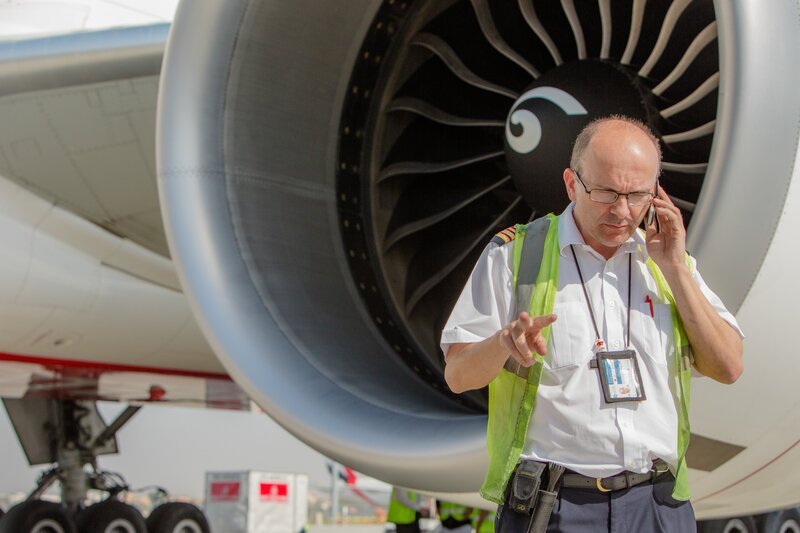 DUBAI – Leigh Faulkner, Emirates Line Maintenance engineer, on the phone in front of an aircraft engine. – Bild: National Geographic Channels /​ Peter Gauvain