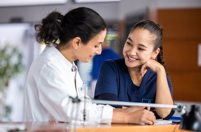 Sofia Galura (Olivia Papoli-Barawati, r.) steht heute Dr. Leyla Sherbaz (Sanam Afrashteh, l.) als Assistenz zur Seite. – Bild: ARD/​Michael Kremer