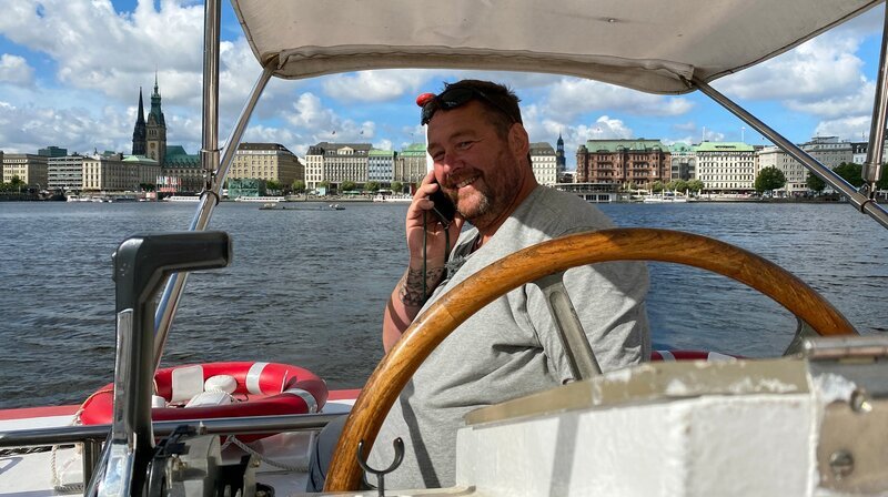 Schipper Jörg Ipsen fährt im Sommer am liebsten Cabriolet auf der Alster. – Bild: NDR/​Katrin Spranger