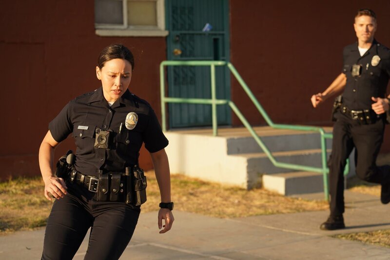 Als Chen (Melissa O’Neil) und Bradford (Eric Winter) als Verstärkung am Einsatzort eintreffen, machen sie eine schreckliche Entdeckung. – Bild: ZDF und Ser Baffo