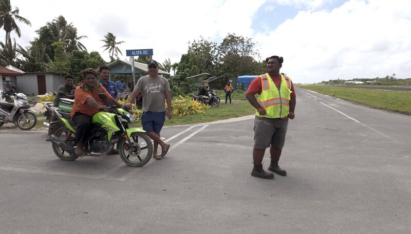 Pures Abenteuer und tropische Paradiese: ZDF-Korrespondent Johannes Hano und sein Team reisen in einer einmotorigen Propellermaschine zu den „Schatzinseln“ im Pazifik. – Bild: phoenix/​ZDF/​Brian Dentz/​Toby Marshal