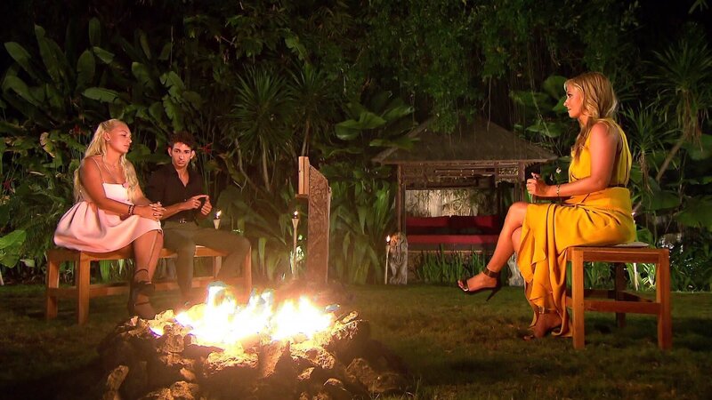 Für was entscheiden sich Michelle und Mateo beim letzten Lagerfeuer mit Moderatorin Angela Finger Erben (r.)? – Bild: RTL