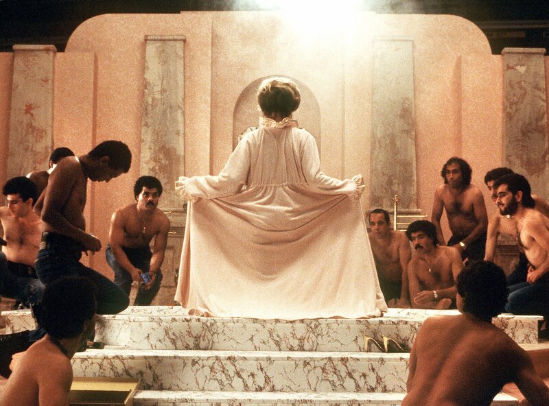 Alle rätseln, warum die Schauspielrin Fanny Kessler (Christine Schuberth) bei ihrer großen Badszene nicht nackt auftritt, denn damit hatte sie noch nie bisher Probleme gehabt. – Bild: WDR