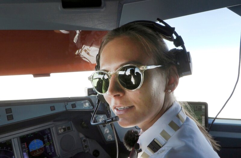 Die Co-Pilotin Alina Haiduk fliegt den Airbus A330neo. – Bild: HR