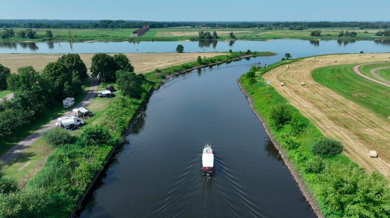 Zufahrt zur Elbe durch den Kanal bei Dömitz. – Bild: NDR Zufahrt zur Elbe durch den Kanal bei Dömitz. – Bild: NDR