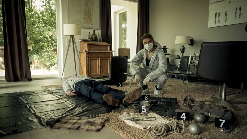 Nina Petersen (Katharina Wackernagel) verschafft sich am Tatort in der Wohnung des ermordeten Johannes Kellermann (Neithardt Riedel) einen Überblick über die Spurenlagen. – Bild: ZDF und Gordon Timpen