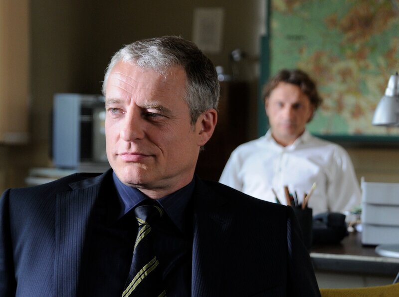 hr-fernsehen TATORT: TÖDLICHE TARNUNG, Kriminalfilm, Deutschland 2009, Regie: Rainer Matsutani, am Samstag (03.11.12) um 21:40 Uhr. Thorsten Lannert (Richy Müller) verhört den Waffenhändler Victor de Man (Filip Peeters). Die beiden haben noch eine Rechnung miteinander offen und geben sich nun beide betont cool. – Bild: HR/​SWR/​Stephanie Schweigert