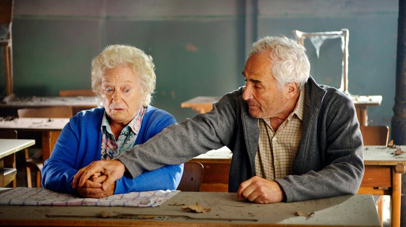Kindheitserinnerungen an die Schule: Elsa (Carmen-Maja Antoni) und Lubo (Victor Choulman). – Bild: rbb/​Arnim Thomaß /​ ZDF und rbb/​Arnim Thomaß
