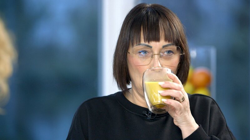 Wie schmeckt Katrin F. die „Goldene Milch“? Der warme Haferdrink mit einer selbst gemachten Gewürzpaste aus Ingwer, Kurkuma und Muskat soll antientzündlich auf ihren Darm wirken. – Bild: NDR/​Oliver Zydek