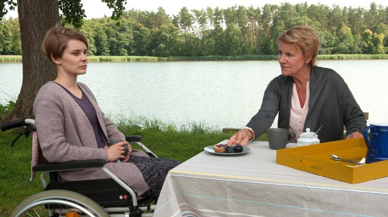 Hildegard (Mariele Millowitsch, re.) spricht mit Erina (Nadja Bobyleva). – Bild: ARD Degeto/​Britta Krehl
