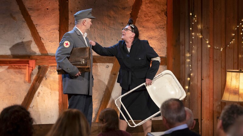 SWR COMEDY SCHEUNE, „Rot-Kreuz /​ Busfahrt“. Schwäbisch-trockener Humor und lustige Geschichten aus dem Alltag: Anstatt sich eine Maß Bier und eine Bratwurst auf dem Volksfest schmecken zu lassen, essen Hillu’s Herzdropfa trockenes Brot vor dem Festzelt. Vor lauter Sicherheitsregeln finden Die Gscheidles kein geeignetes „Opfer“ beim Rotkreuzdienst. Ein lustiger Abend für die Fernsehzuschauerinnen. v.l.n.r: Marcus Neuweiler und Birgit Pfeiffer (Die Gscheidles) – Bild: SWR/​Sabine Stumpp