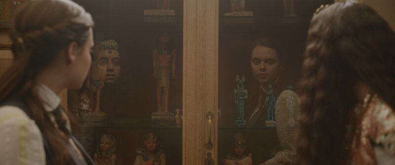 Wer ist hier wer? – fragen sich Theodosia und Safiya. – Bild: ZDF/​Cottonwood Media/​ZDF Studios