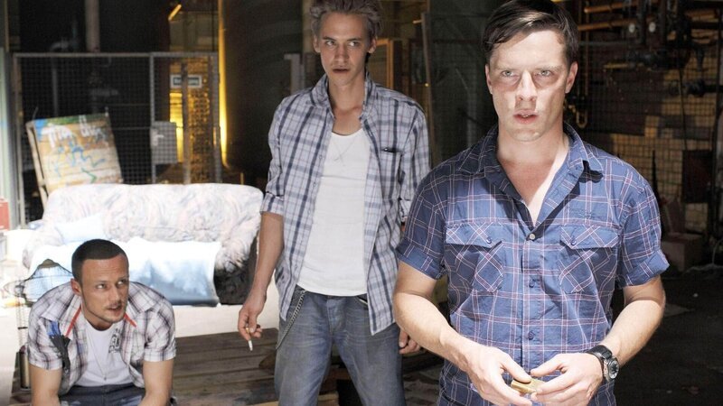 Nico (Florian Panzner, r.) versucht Luis (Juri Padél, l.) und Kevin (Nikolas Jürgens) von seinem Plan zu überzeugen. – Bild: MG RTL D /​ Guido Engels