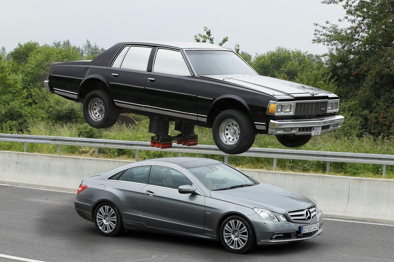 Auf der Flucht „stempelt“ der Magier Quinn seinen Spezialwagen in die Luft, um die Kommissare unter ihm durchfahren zu lassen … – Bild: RTLup