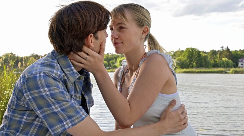 Paul  (Victor Maria Diderich, re.) und Hanna (Louise Sophie Arnold, li.) haben sich verliebt. – Bild: ARD Degeto/​Christiane Pausch