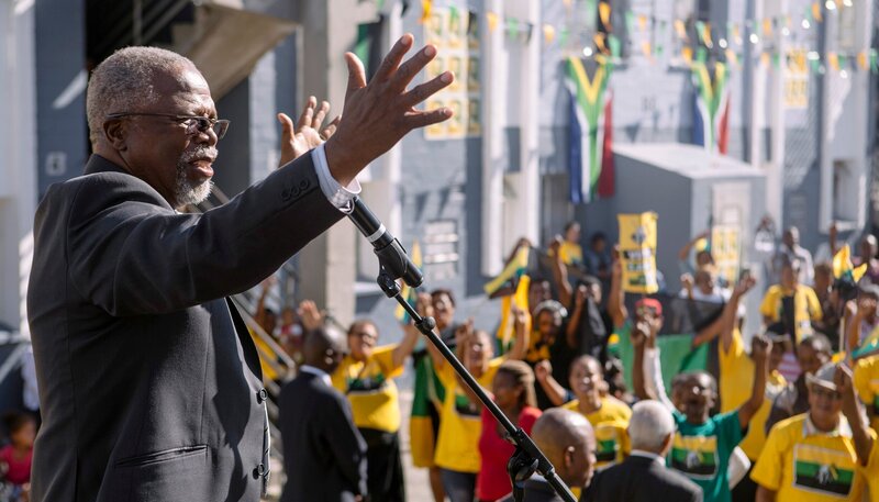 Der „Elder Statesman“ Max Khulu (John Kani) wirbt für den progressiven Kandidaten Mewiya. – Bild: ARD Degeto/​Yellow Bird