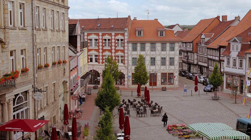 ARD/​SWR ZUGEPFLASTERT!, „Wie schützen wir unsere Städte vor dem Hitzekollaps?“, am Mittwoch um 22:50 Uhr im ERSTEN. Deutschlands Städte heizen immer mehr auf: Jeden Tag verschwinden 50 Hektar kühlende Grünfläche. Während denkmalgeschützte Flächen nicht entsiegelt werden dürfen, bieten sich für andernorts effektive Möglichkeiten, am Thermometer zu drehen. Unternehmen, Institutionen, aber auch Privathaushalte sind gefragt. Bild: der denkmalgeschützte historische Marktplatz in Helmstedt, Niedersachsen – Bild: SWR/​Ingo Mende